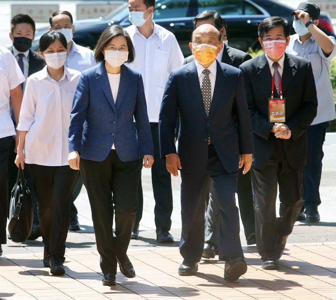 蔡英文总统（左二）及行政院长苏贞昌（右二）24日出席「111年全国反毒有功人士团体颁奖活动」，两人除了感谢有功人员团体的贡献，并重申政府反毒的决心。（范扬光摄）