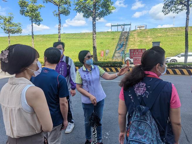 新北市議員李翁月娥協調後表示，未來將會重新開放，並且延伸人行道至下一個樓梯出入口，但也呼籲民眾不要隨意穿越馬路，以防發生意外。(黃敬文攝)