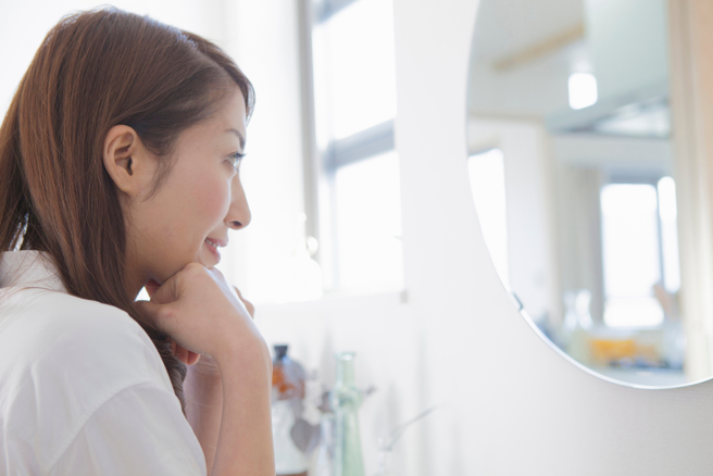 廁所中的鏡子不宜正對著馬桶、門、窗戶，鏡子數量不宜過多，也不要用拼湊造型的鏡子，以免損害家人的運勢。（示意圖／shutterstock）