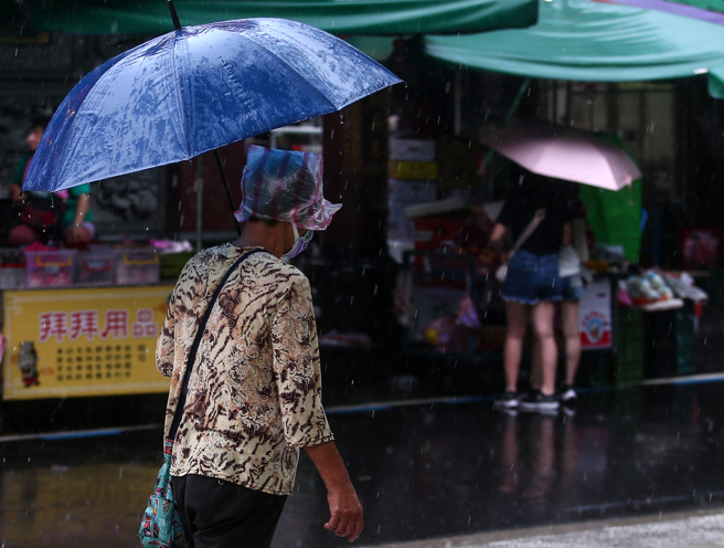 今天在下午台北市就观测到冰雹发生。（邓博仁摄））
