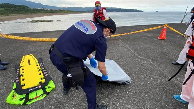 钓客发现核二厂出水口有浮尸，警消到场后将其打捞上岸，发现是住在万里的86岁曾姓老翁。（读者提供／张志康基隆传真）