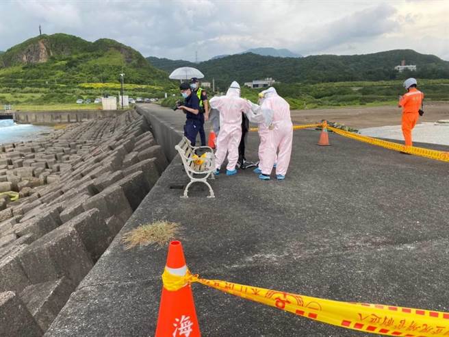 钓客发现核二厂出水口有浮尸，警消到场后将其打捞上岸，发现是住在万里的86岁曾姓老翁。（读者提供／张志康基隆传真）