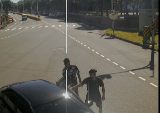 花莲郑姓夫妻正在打离婚官司，因财产分配问题，丈夫竟教唆男子，公然在马路上强押林姓妻子上车谈判。（警方提供）