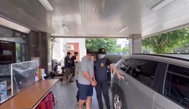 郑姓男子因教唆友人强押林姓妻子谈判，被逮带回警分局侦讯。（警方提供）