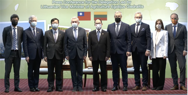 立陶宛農業部政務次長吉爾卓帝斯（左四）今天表示，台灣是立陶宛重要的潛在市場，台灣相關單位已經承諾，數月之後立陶宛產品的進口許可就能下來。（取自外交部直播）