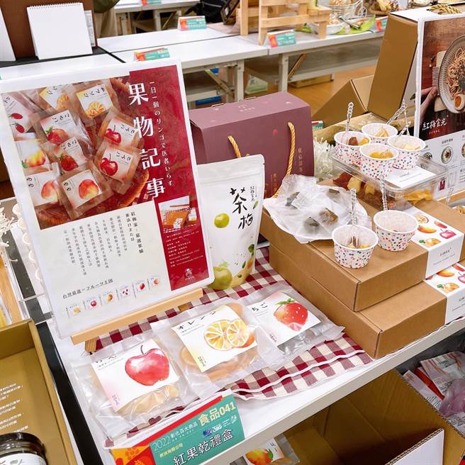 彰化县政府举办百大商品网路票选活动起跑，共100件入围商品角逐前20名佳绩，争取十大金质奖的荣耀。（ 彰化县政府提供／吴敏菁彰化传真）