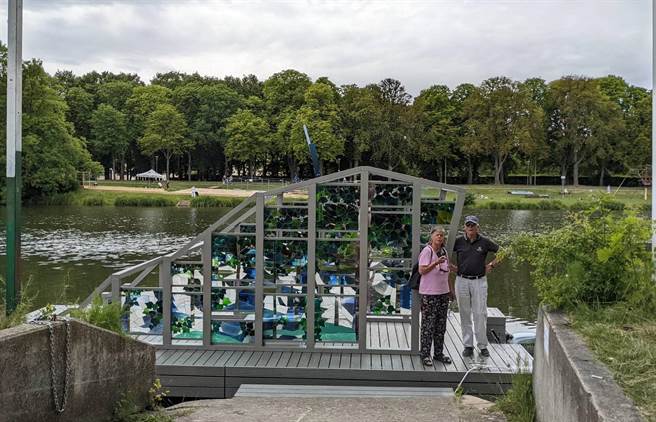 观眾可登上张恩满《蜗牛的漂浮系统》近距离参观作品。（文化部提供）