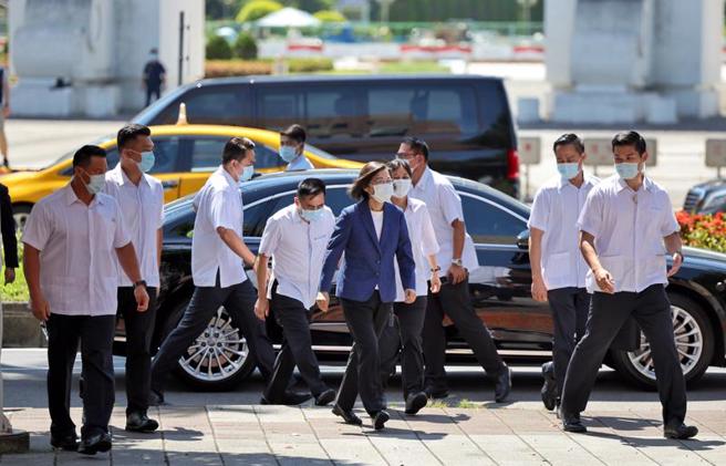 总统蔡英文（中）24日到台北国家图书馆，出席教育部主办的「111年全国反毒有功人士团体颁奖典礼」，蔡总统抵达后由维安人员陪同进入国图。（图/ 中央社）
