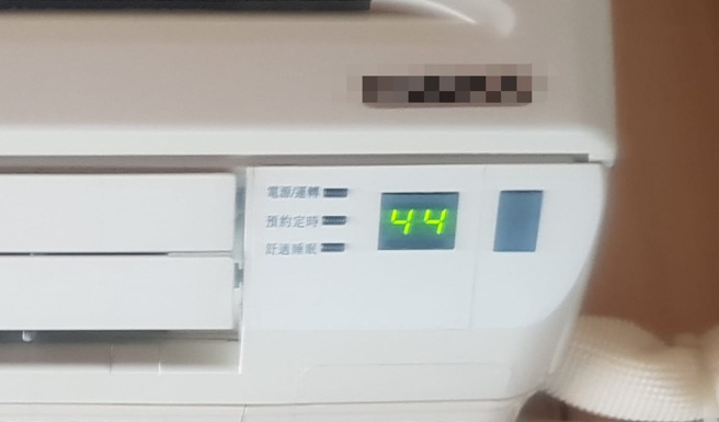 一名男网友分享房间温度，竟显示44度高温。（图／翻摄自爆废公社公开版）