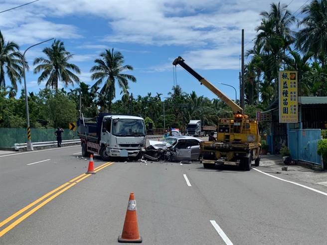 长治乡发生一辆自小客车与对向大货车发生碰撞，警方正厘清事故原因。(警方提供)