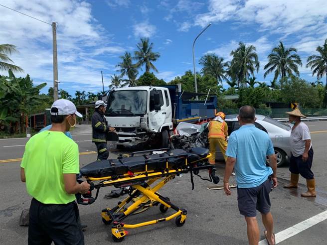 长治乡发生一辆自小客车与对向大货车发生碰撞，警方正厘清事故原因。(警方提供)
