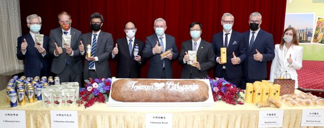 來台訪問的立陶宛農業部政務次長吉爾卓帝斯（中）等一行人24日於外交部舉辦記者會，會中展示立陶宛農產品吸引了眾人的目光，特別是一根長達1公尺的立陶宛麵包撒上了台灣與立陶宛的英文字樣，象徵兩國友好的情誼。訪問團也在外交部次長曾厚仁（左4）陪同下，一同推銷立陶宛的農產品，包含啤酒、巧克力及以立陶宛進口麵粉製作的麵包等產品。（鄭任南攝）（提醒您，飲酒過量有礙健康!）