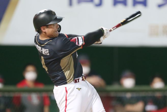 味全龍捕手吉力吉撈・鞏冠23日棒打好友江少慶，本季第5轟出爐。（杜宜諳攝）