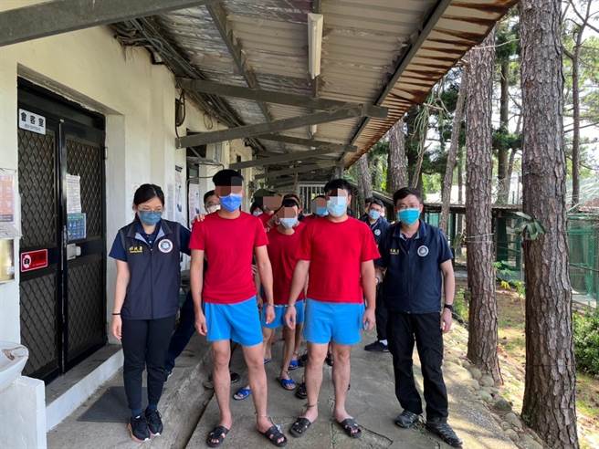 新竹縣專勤隊趁著一群越籍失聯移工吃早餐疏於防備時，一舉將之抓獲。（新竹縣專勤隊提供／邱立雅竹縣傳真）