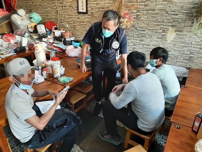 一群失聯移工非法於工地打工，新竹縣專勤隊接獲線報後，24日清晨趁其不備逮人。（新竹縣專勤隊提供／邱立雅竹縣傳真）