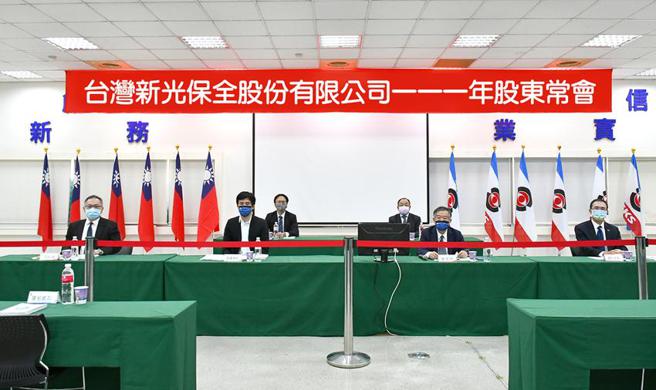 （新光保全24日举行股东会。由董事长林伯峰(右二)主持。图／袁延寿）
