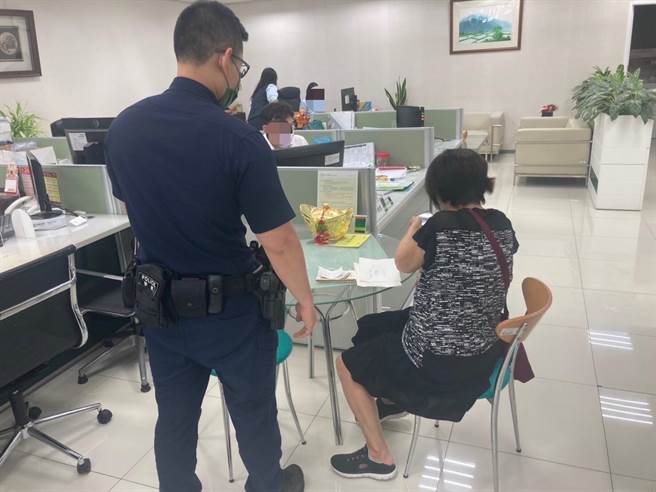 72岁王姓老妇人22日遭假健保局官员来电骗称积欠健保费，要缴纳40万元健保费及滞纳金，所幸遭警方识破。（翻摄照片）