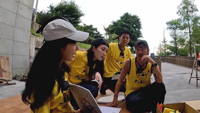 黄队讨论装置艺术。（中视提供）