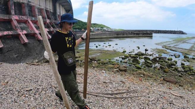 艺人坤达净滩。（中视提供）