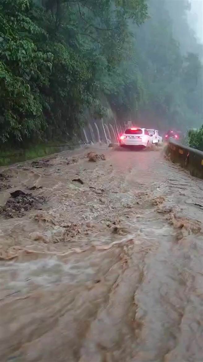 苗栗縣泰安鄉24日下午降下豪大雨，整條苗61線變成小河一般。（讀者提供／謝明俊苗栗傳真）