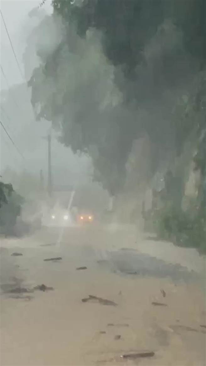 苗栗縣泰安鄉24日下午降下豪大雨，整條苗61線變成小河一般。（讀者提供／謝明俊苗栗傳真）