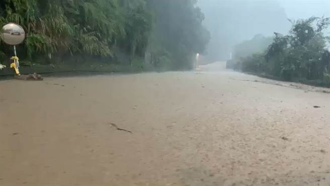 苗栗縣泰安鄉24日下午降下豪大雨，整條苗61線變成小河一般。（讀者提供／謝明俊苗栗傳真）