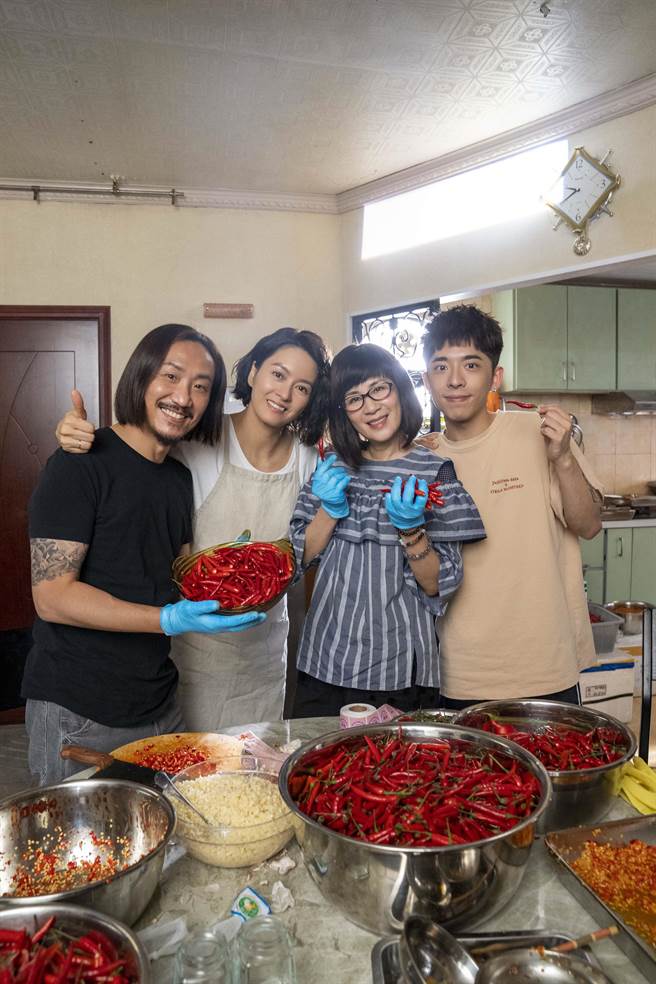 郑中基（左起）、梁咏琪、吴君如、吕爵安主演《阖家辣》。（甲上提供）