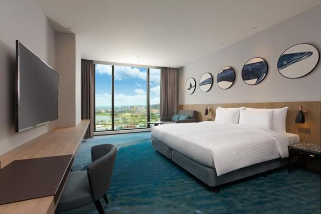 （COZZI Blu和逸饭店‧桃园馆推出「逸起来七桃·7月旅游补助Flash Sale」快闪住房优惠，入住享早餐再赠千元自助百匯晚餐，最低只要5,999元起。图／COZZI Blu和逸饭店‧桃园馆提供）