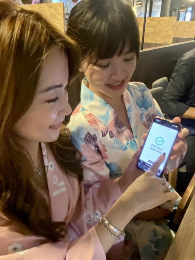 搶攻疫後經濟，避免人與人接觸，燒肉業者引進手機QR Code掃描點餐。(林欣儀攝)