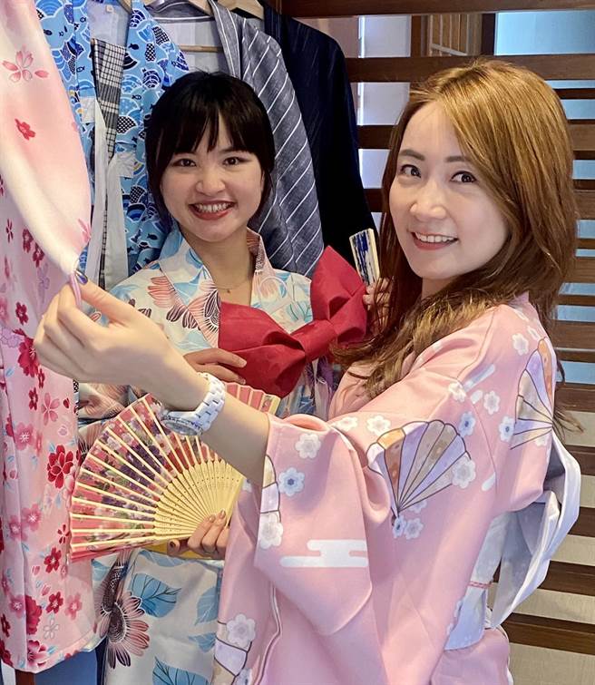 燒肉餐廳搶攻疫後市場，試賣期間提供日式男女服飾供客人們試穿拍照留念。(林欣儀攝)