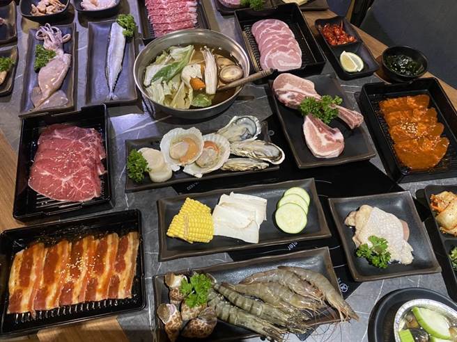 燒肉餐廳搶攻疫後市場，標榜使用日式炭火燒烤，且推出頂級海鮮吃到飽的消費模式。(林欣儀攝)
