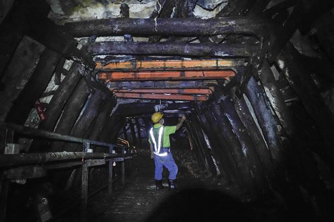 本山五坑坑壁梁柱由传统相思木（左、右深褐色）改为钢梁（如上橙色部分）及钢板。（黄子明摄）