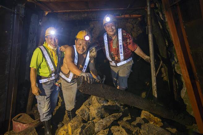 周朝南（左起）与林义得、林松进从年轻当矿工就相识，如今再因本山五坑坑壁维修工程一起入坑工作，三人相当珍惜这个缘分。（黄子明摄）