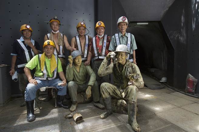 周朝南（前左）、白正彦（后排右起）、林松进、林聪明、林启廷、林义得几乎都出身矿工家庭，离退採矿工作多年，如今再因本山五坑坑壁维修工程一起入坑工作。（黄子明摄）