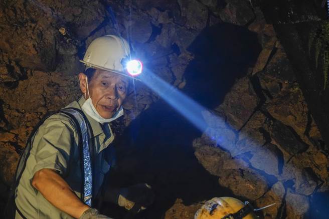 77岁老矿工白正彦早年从事採金矿工作多年，生命中满满金矿经，还收藏许多採矿文物。（黄子明摄）