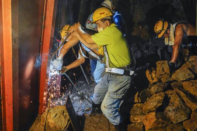 採矿危险性高，大家必须互助合作，矿工因而彼此有强烈革命情感，参与五坑维修仍可看到他们相持体贴的互动。（黄子明摄）