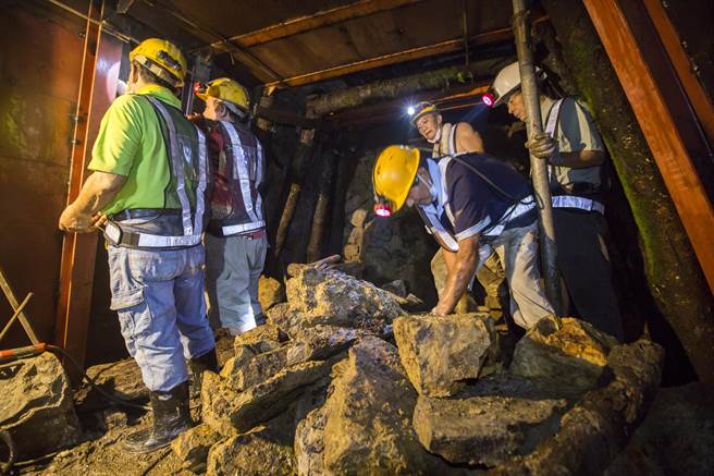 黄金博物馆本山五坑原有坑道狭窄，老矿工在坑内施工显得颇为拥挤。（黄子明摄）