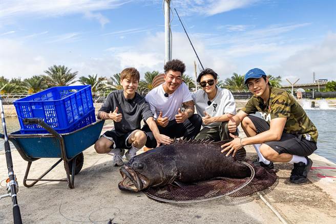 郭泓志（左二）一竿釣起超過15斤的石斑魚。（好看娛樂、台視提供）