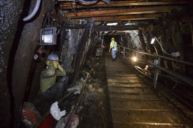 本山五坑坑道内设置多尊矿工雕像，用来呈现矿工当年採矿情境。（黄子明摄）