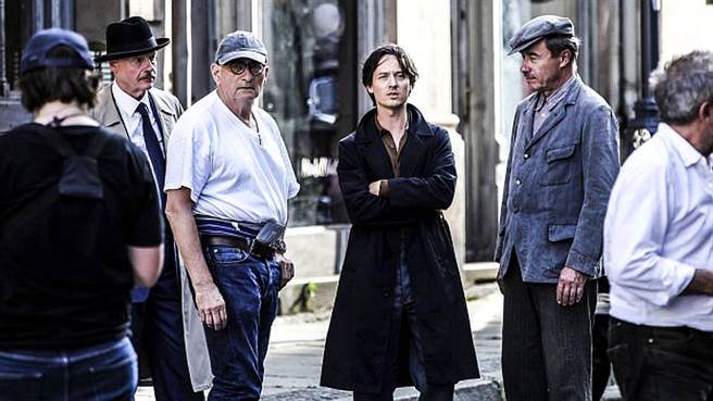 男主角唯一人选《永别了，柏林》汤姆希林扮文青见证纳粹兴起。（海鹏提供）