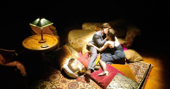 汤姆希林与影后莎斯基亚萝丝达尔（Saskia Rosendahl）在《永别了，柏林》「尽性演出」教人咋舌。（海鹏提供）