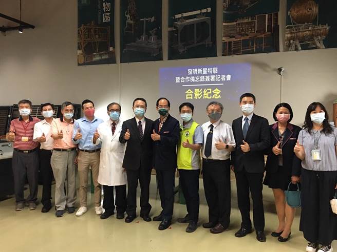 科工馆馆长陈训祥与智慧财产局副局长廖承威签署合作备忘录 并举办发明奖作品「发明新星」特展。（崔正纲摄）