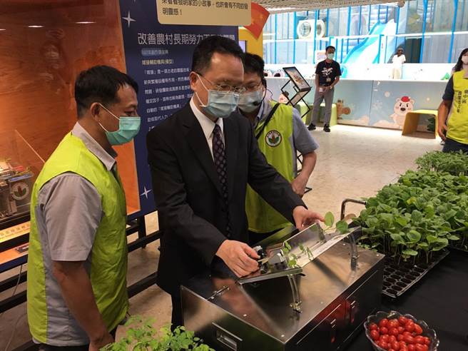 廖承威测107年创作奖金牌：试嫁接辅助机具。（崔正纲摄）