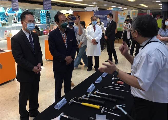 陈训祥与廖承威了解109创作奖金牌限力减震装置原理。（崔正纲摄）