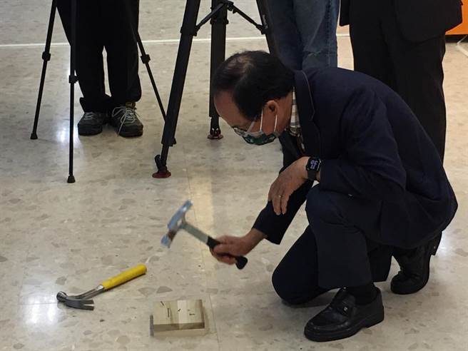 陈训祥测试限力减震榔头。（崔正纲摄）