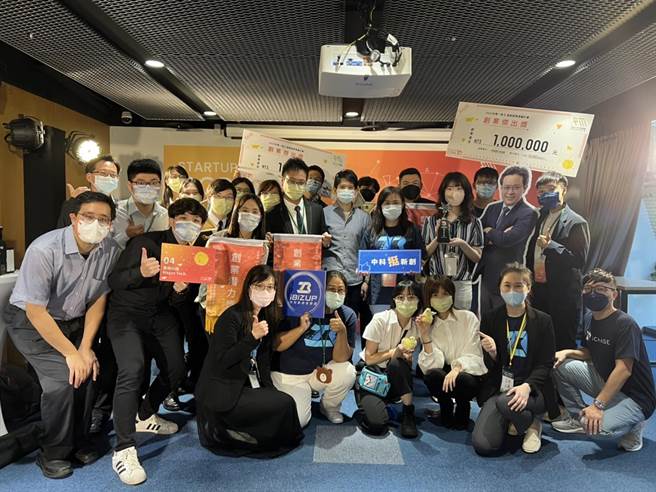 中科管理局輔導26組新創團隊，參加科技部「創新創業激勵(FITI)計畫，有2組團隊榮獲創業傑出獎，各自抱回百萬元創業啟動獎金。（中科管理局提供／謝瓊雲台中傳真）
