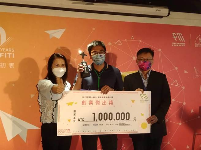 「智在嘉鄉・投筆從農」整合農業科技軟硬體設備，可透過Line輕鬆操控溫室設備，並利用演算法進行作物生長分析建議，大幅提升產量。（中科管理局提供／謝瓊雲台中傳真）