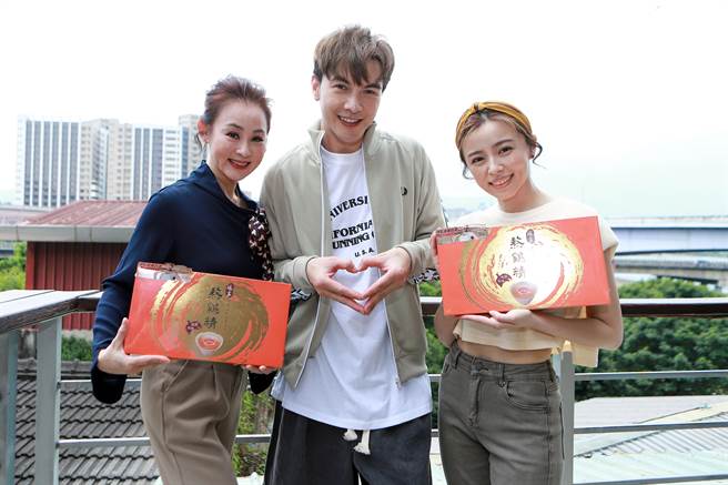 谢佳见(中)、兵家绮(左)、王瞳(右)为拍运动型偶像剧体力流失不少。（民视提供）