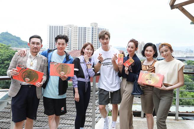 《决胜的挥拍》演员群乐收公司准备的鸡精补元气。（民视提供）