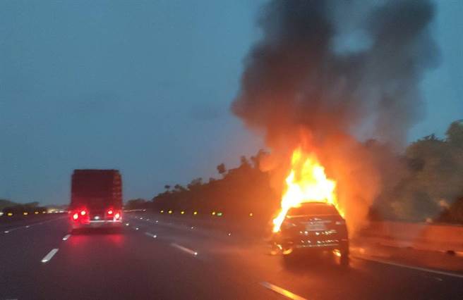 国道1号发生火车烧。（民眾提供／吴敏菁彰化传真）